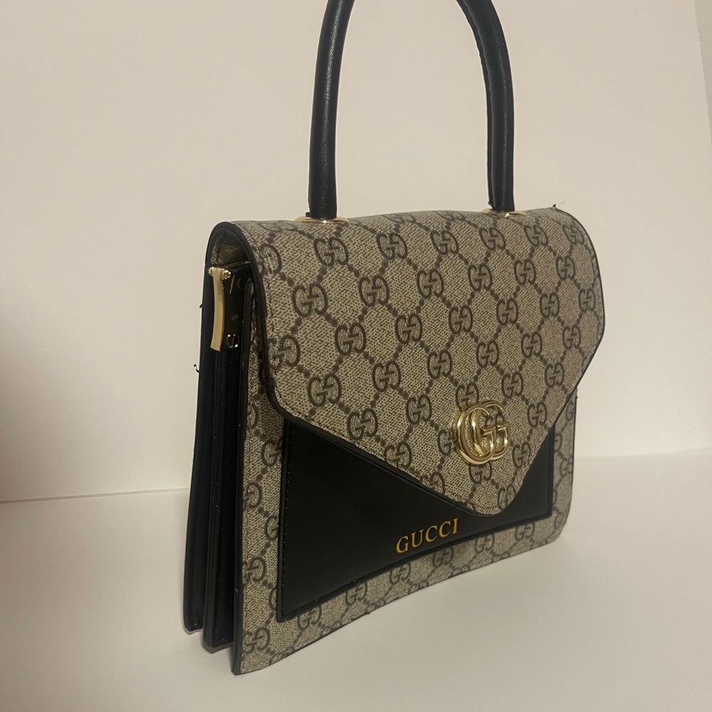 AUTHENTICATED Gucci canvas and leather purse